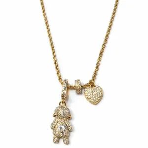 Colar com pingente de boneca cravejada e coração