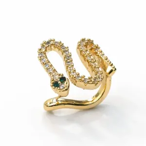 Piercing fake dourado em formato de cobra