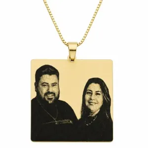 Colar Personalizado Quadrado Banhado a Ouro 3 cm x 2,8 cm.