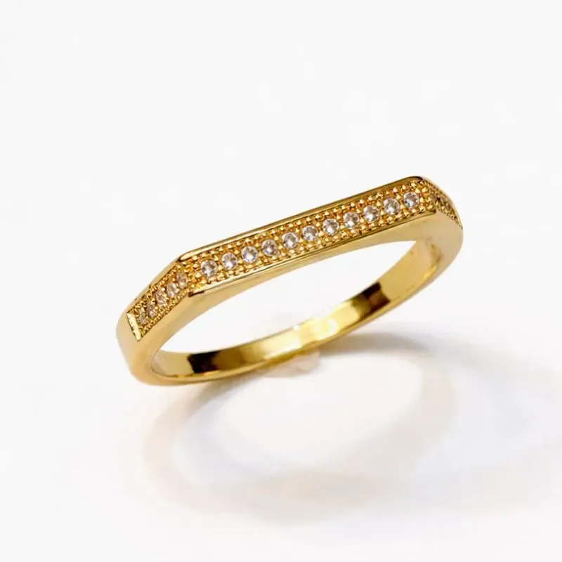 Anel Curvo Cravejado com Zircônias