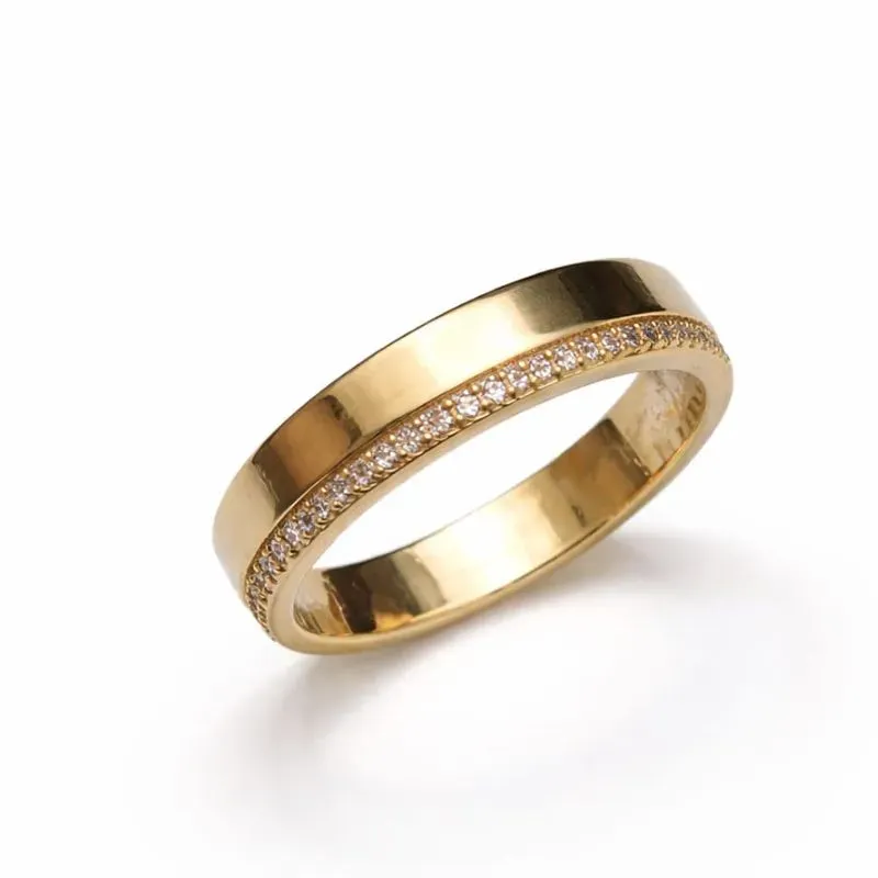 Anel Elegante com Zircônias