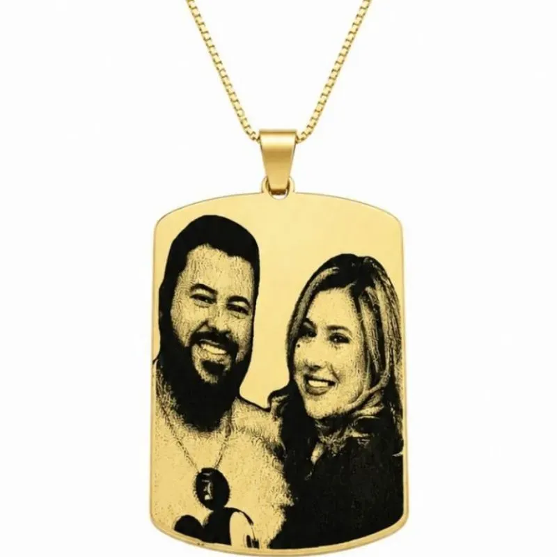 Colar Personalizado com Plaquinha Retangular 3,8 cm x 2,3 cm.