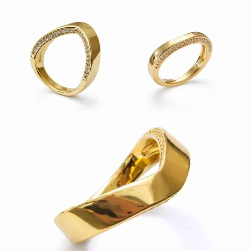 Anel Dourado Curvo com Zircônias