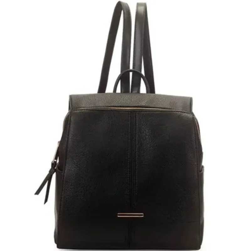 Mochila Média Detalhes Costuras Preta.