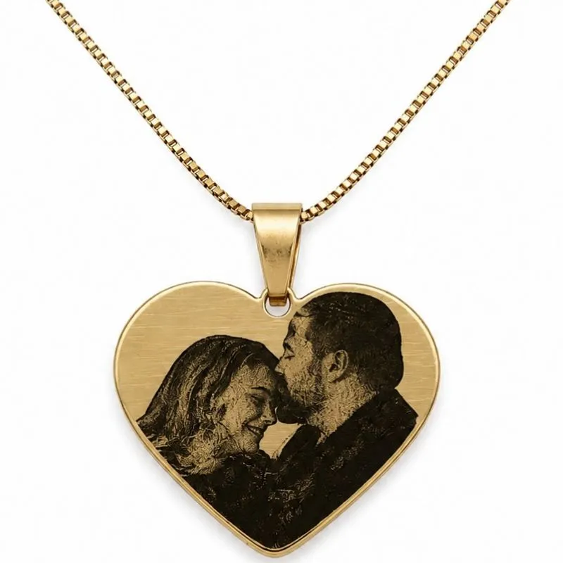 Colar Coração com Fotogravação Personalizada 2,5 cm de largura x 1,7cm.