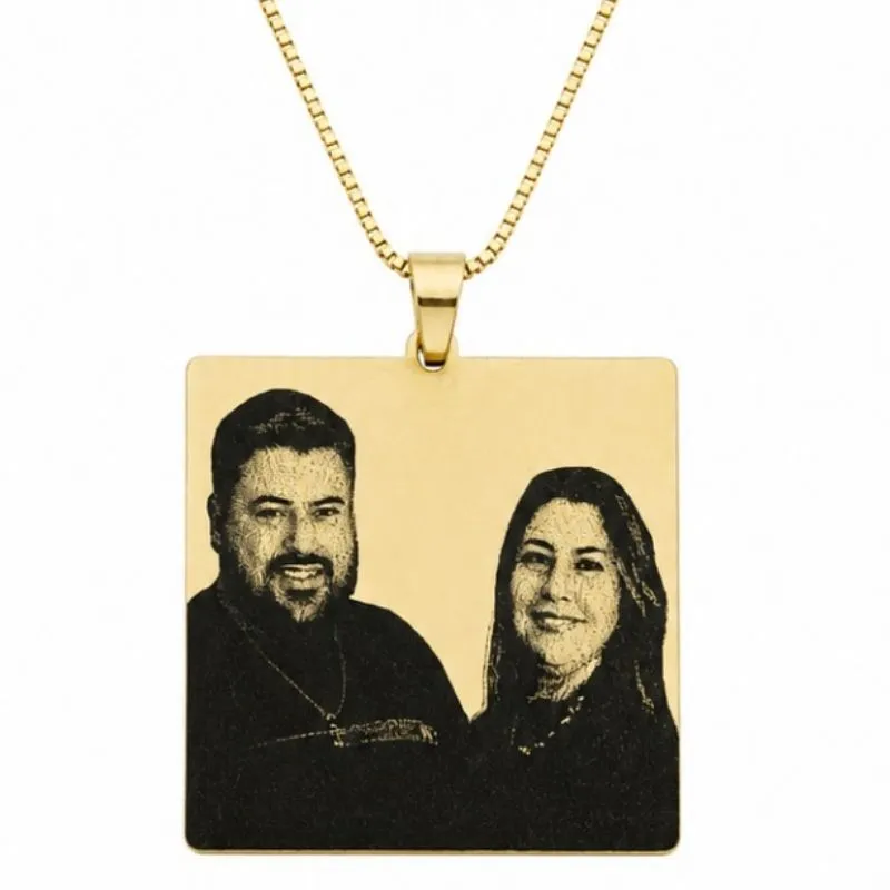 Colar Personalizado Quadrado Banhado a Ouro 3 cm x 2,8 cm.