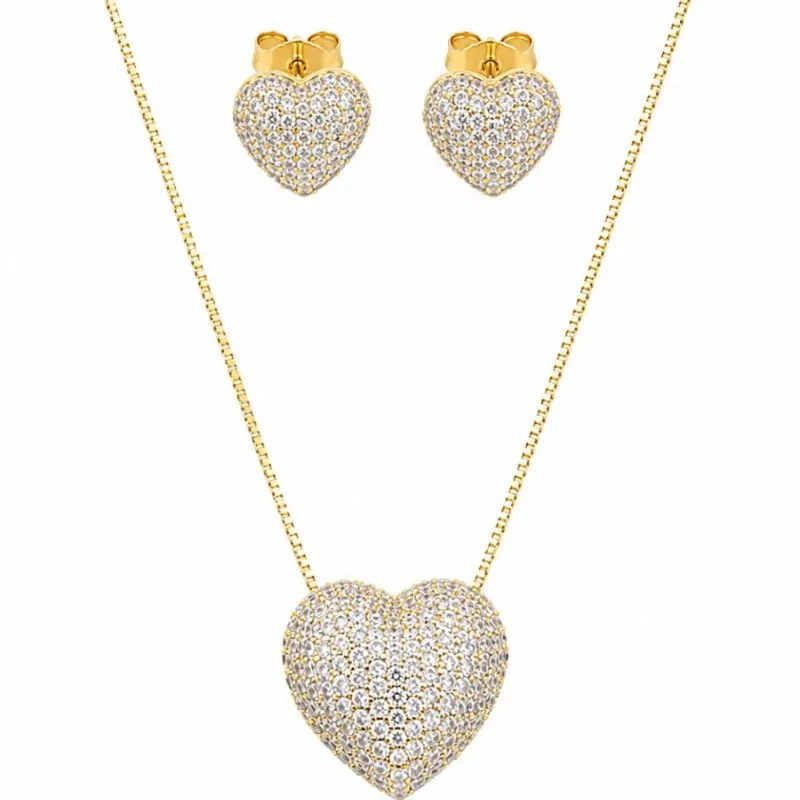 Conjunto Coração Cravejado com Zircônias Brancas Banhado a Ouro 18k.