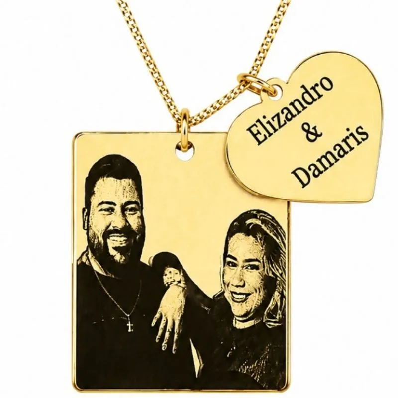 Colar Personalizado Quadrado 2cm x 2,4cm com Pingente de Coração.